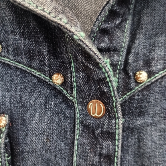 Wrangler Denim Embroidered Western Shirt - Picture 4 of 8